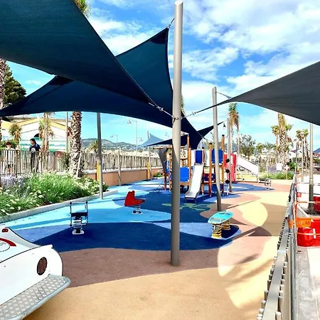 Superbe Rue Piétonne Principale à Côté Du Port *