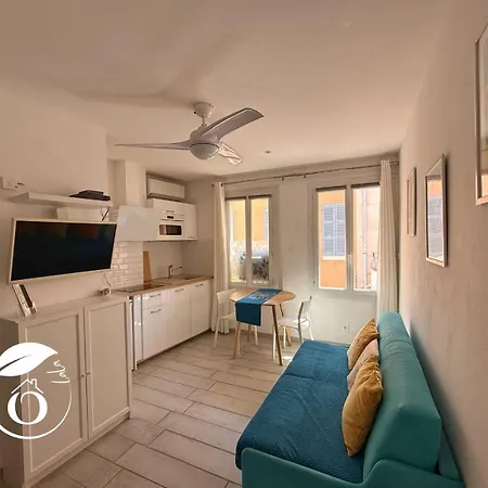 Superbe Rue Piétonne Principale à Côté Du Port