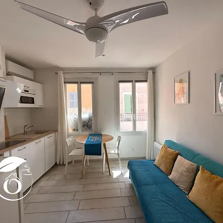 Superbe Rue Piétonne Principale à Côté Du Port *