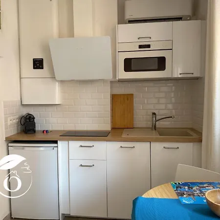 Superbe Rue Piétonne Principale à Côté Du Port