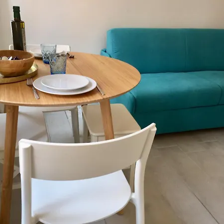 Superbe Rue Piétonne Principale à Côté Du Port *