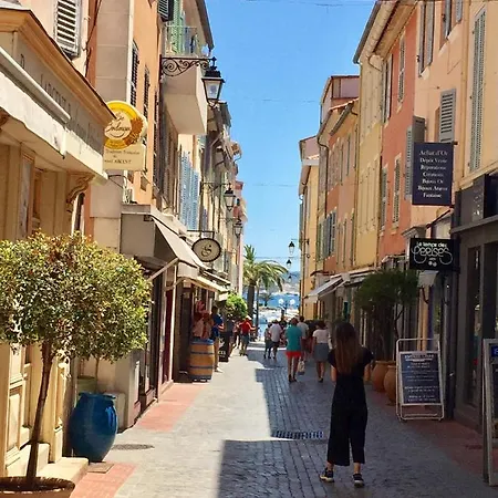 Superbe Rue Piétonne Principale à Côté Du Port Sanary-sur-Mer
